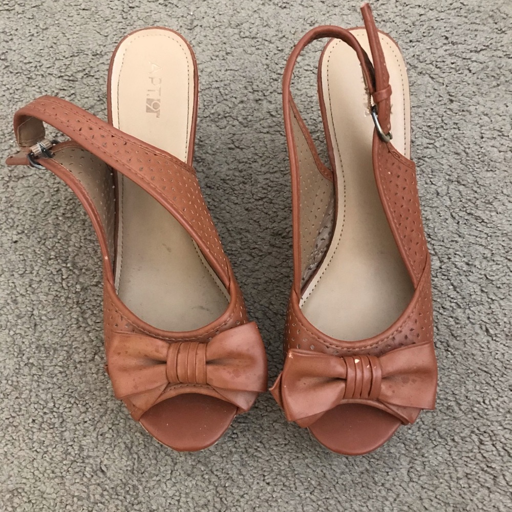 Brown Platform High Heels with Simple Bow.